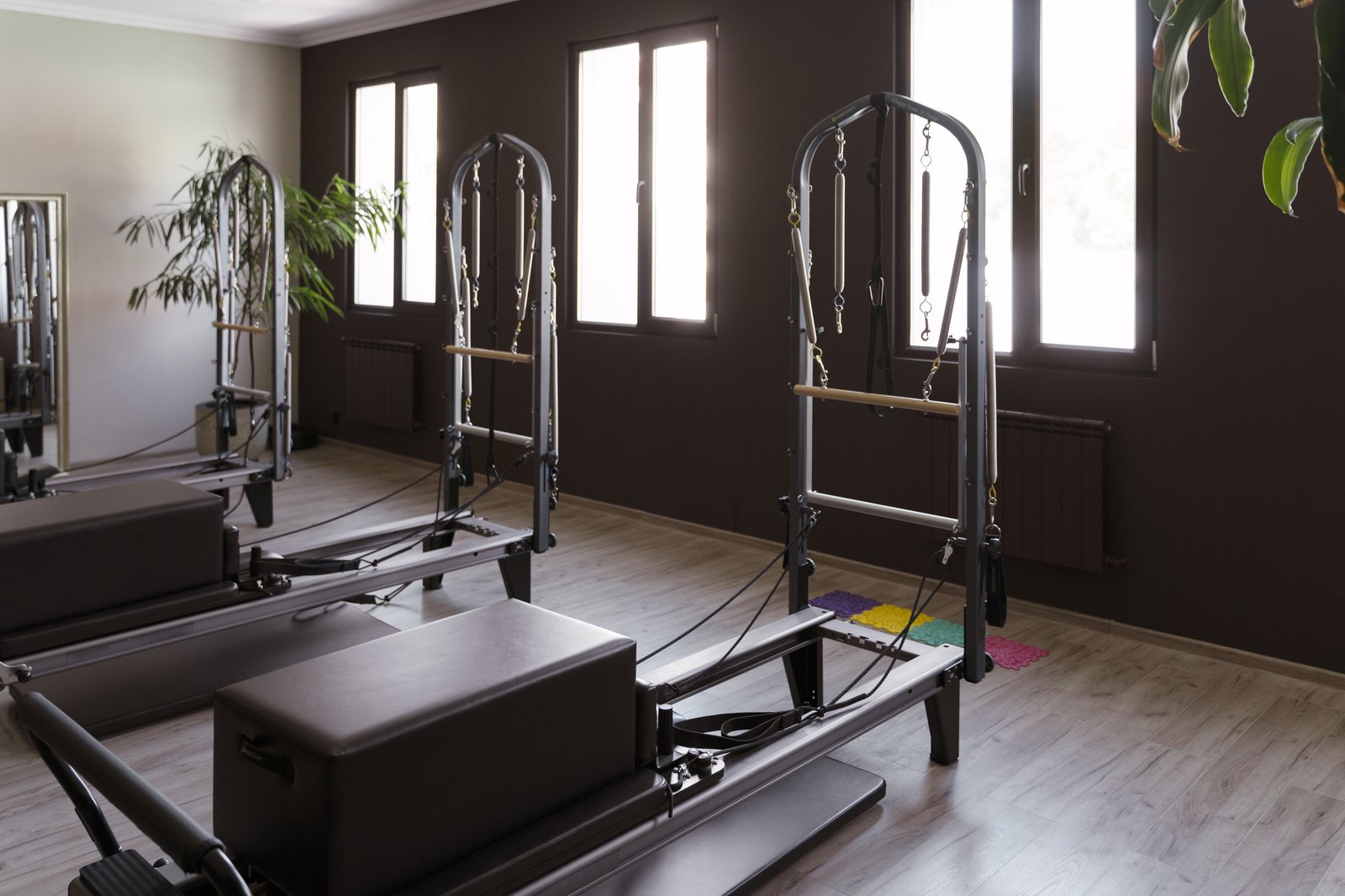 Reformer ekipmanlı pilates stüdyosu iç mekânı