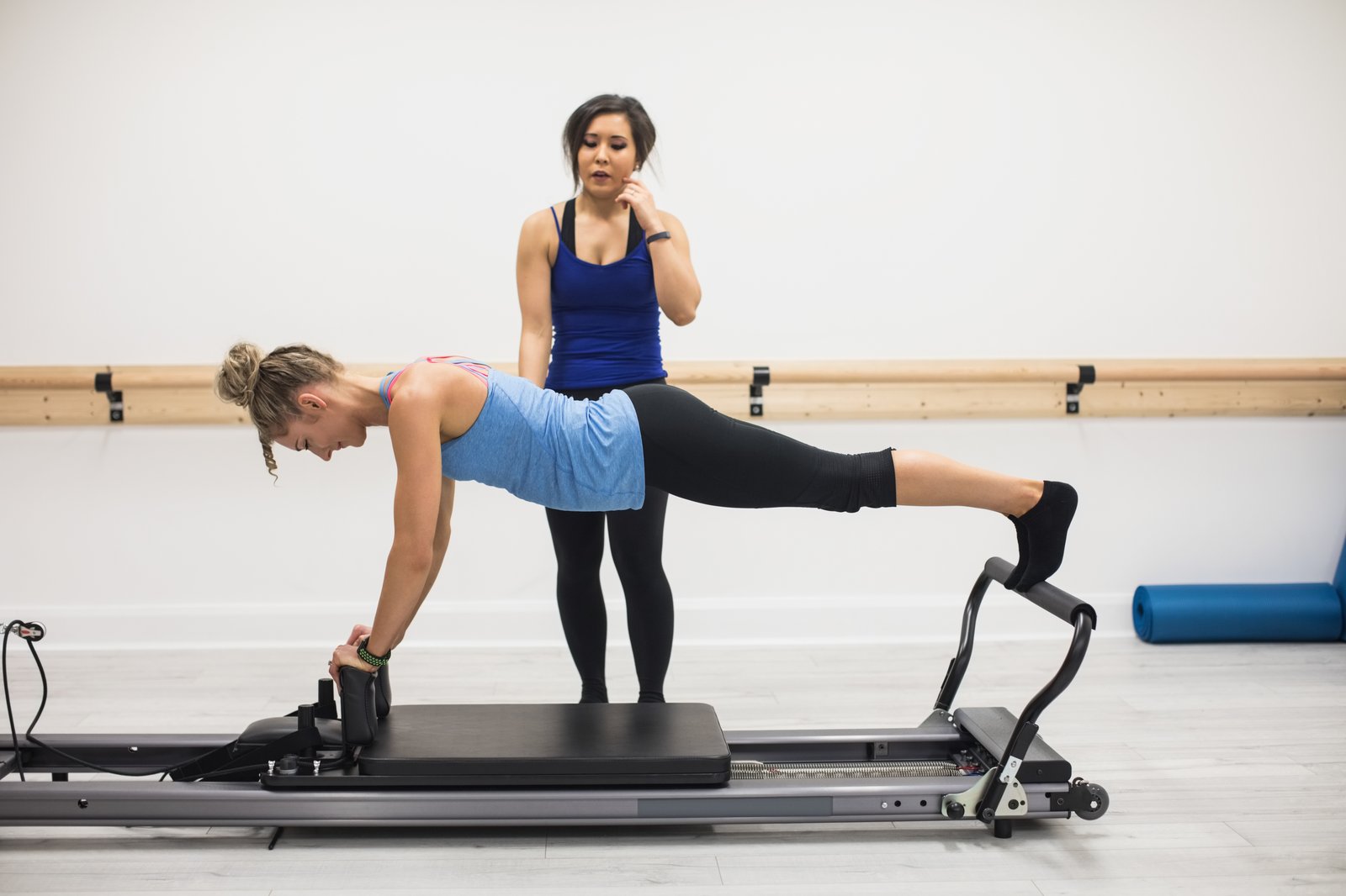 Bel ağrısı için pilates: reformer üzerinde eğitmen eşliğinde kontrollü hareket